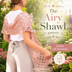 Puede incluir: Un chal de ganchillo rosa empolvado con un patrón calado sobre una camiseta blanca y pantalones claros. El texto dice The Airy Shawl pattern e instant pdf download con un icono de PDF. El diseño presenta un motivo de encaje repetitivo.