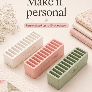 Pu&ograve; includere: Tre organizer rettangolari con dieci scomparti ciascuno, in bianco, rosa e verde salvia. L'organizer bianco &egrave; inciso con "NANA JO", quello rosa con "PATCHWORK" e quello verde con "EMILY". Il testo sopra recita "Make it personal" e "Personalized up to 15 characters."