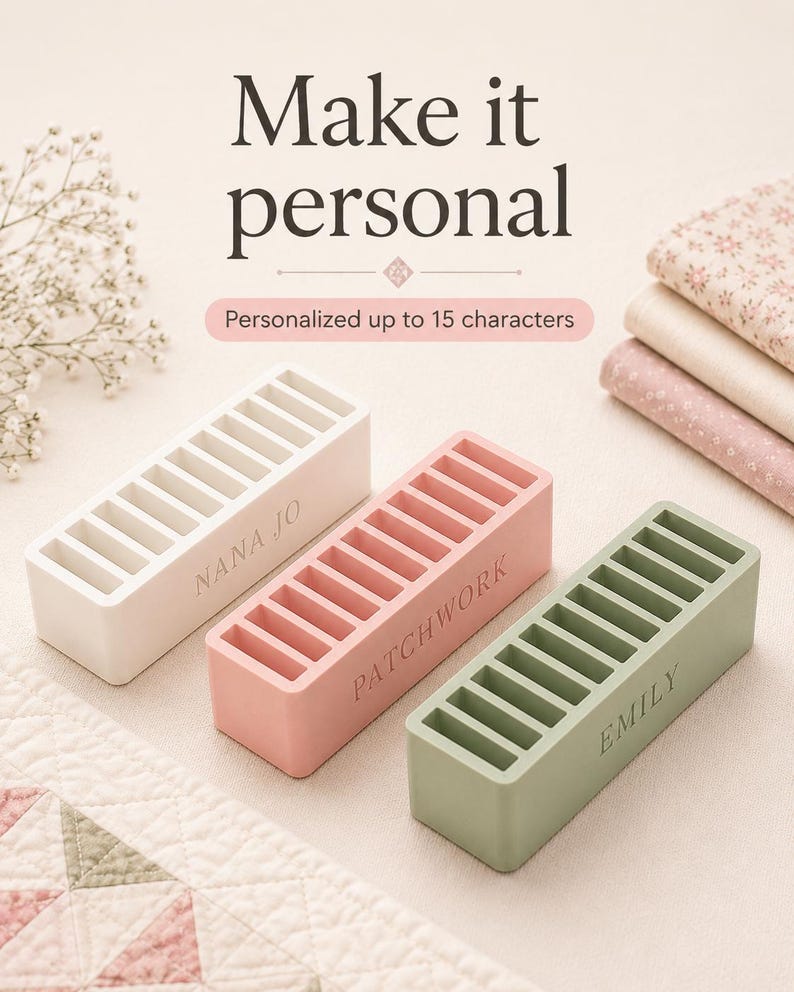 Pu&ograve; includere: Tre organizer rettangolari con dieci scomparti ciascuno, in bianco, rosa e verde salvia. L'organizer bianco &egrave; inciso con "NANA JO", quello rosa con "PATCHWORK" e quello verde con "EMILY". Il testo sopra recita "Make it personal" e "Personalized up to 15 characters."