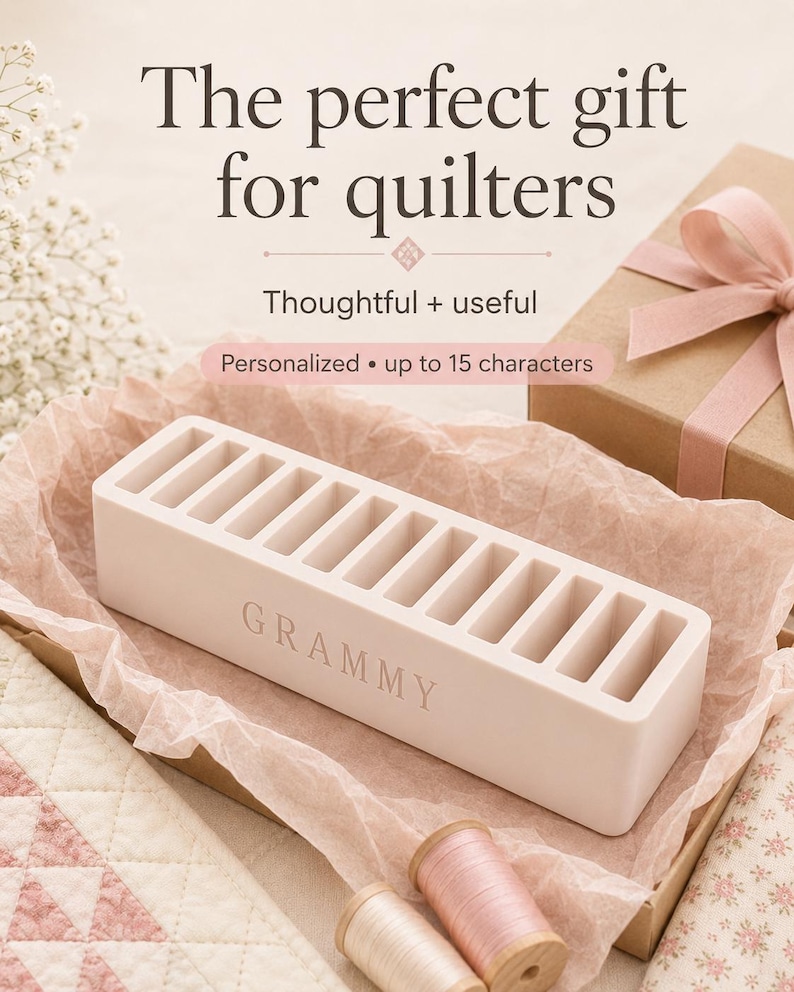 Pu&ograve; includere: Un organizer rettangolare rosa chiaro con dieci fessure verticali per rocchetti, con la parola GRAMMY incisa sulla parte anteriore. Il testo sull'immagine recita: The perfect gift for quilters, Thoughtful + useful, Personalized &bull; up to 15 characters.