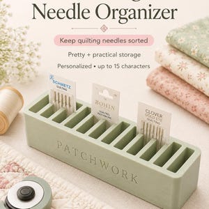 Pu&ograve; includere: Un organizer rettangolare per aghi da quilting color verde salvia con dieci fessure verticali. La parola PATCHWORK &egrave; impressa sul davanti. Tre confezioni di aghi Schmetz, Bohin e Clover sono inserite nelle fessure. Testo: Quilting Needle Organizer.