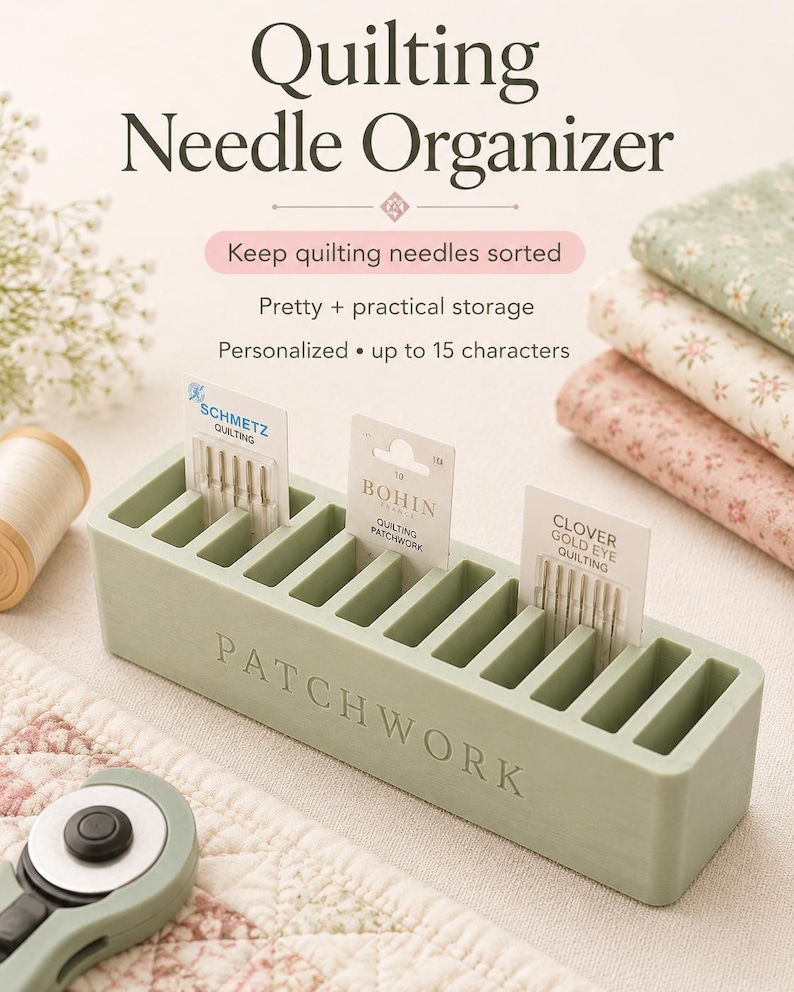 Pu&ograve; includere: Un organizer rettangolare per aghi da quilting color verde salvia con dieci fessure verticali. La parola PATCHWORK &egrave; impressa sul davanti. Tre confezioni di aghi Schmetz, Bohin e Clover sono inserite nelle fessure. Testo: Quilting Needle Organizer.