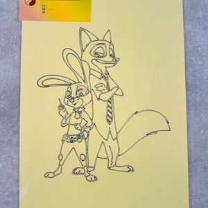 Könnte beinhalten: Eine Schwarz-Weiß-Strichzeichnung von Judy Hopps und Nick Wilde aus Zoomania auf gelbem Hintergrund. Judy hält ein Gerät und Nick trägt Anzug und Krawatte. Eine Visitenkarte mit dem Namen "SANDRYLIX" befindet sich in der oberen linken Ecke.