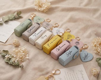 Gepersonaliseerd leren lipsticketui als cadeau voor de bruidsmeisjes, elegante gegraveerde sleutelhangertasbedel voor haar, moderne lippenbalsemhouder