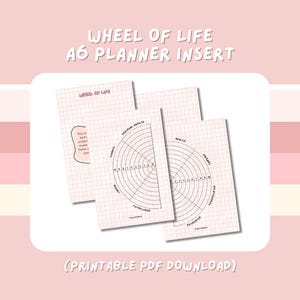 Może przedstawiać: Różowe wkłady do planera A6 z tekstem "WHEEL OF LIFE A6 PLANNER INSERT" i "(PRINTABLE PDF DOWNLOAD)". Wkłady mają siatkowane tło i diagram kołowy do autorefleksji, z sekcjami oznaczonymi dla różnych obszarów życia.