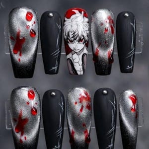 Könnte beinhalten: Zehn künstliche Fingernägel mit dunklem Thema. Die Nägel weisen eine Mischung aus schwarzen und silbernen Glitzerdesigns mit roten, blutartigen Akzenten und einer Anime-Charakter-Illustration auf dem mittleren Nagel auf.