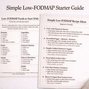Puede incluir: Dos guías de papel beige tituladas "Simple Low-FODMAP Starter Guide" con listas de alimentos y recetas. La guía de la izquierda enumera los alimentos con los que empezar, incluyendo proteínas, verduras, frutas, snacks, cereales y lácteos. La guía de la derecha enumera recetas para principiantes.