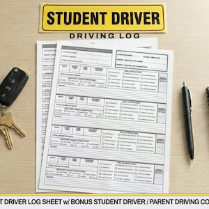 Könnte beinhalten: Ein Fahrschüler-Logbuch mit einem zusätzlichen Eltern-Fahrvertrag, Autoschlüsseln, einem Stift und einem Notizblock. Das Schild darüber lautet "Student Driver Driving Log". Die Artikel liegen auf einer hellen Holzoberfläche.