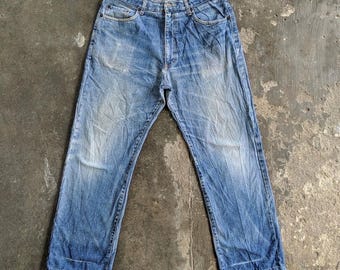 Calça jeans vintage japonesa W34, desbotada e com aparência de doente.
