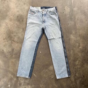 Puede incluir: Vaqueros de mezclilla azul claro con un diseño de dos tonos. Los vaqueros presentan un lavado más claro en la parte delantera y un lavado más oscuro en los laterales y la parte trasera. Los vaqueros tienen un diseño clásico de cinco bolsillos.
