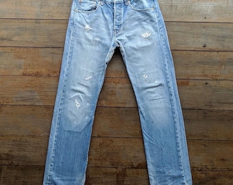 Jeans vintage Levi's 501 con chiusura a bottoni e effetto usurato, taglia W32