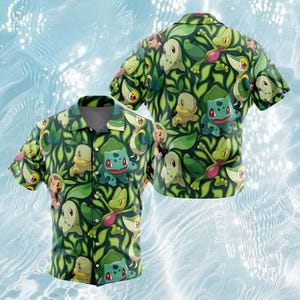 Peut inclure: Chemise verte à boutons avec un motif répété de personnages de dessins animés et de feuilles. La chemise a des manches courtes et un col. Le motif comprend divers personnages dans des tons de vert, de jaune et de rouge.