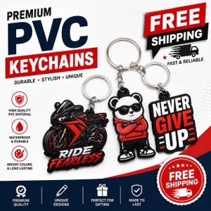 Könnte beinhalten: Hochwertige PVC-Schlüsselanhänger. Das Bild zeigt einen schwarzen und roten Motorrad-Schlüsselanhänger mit dem Text "Ride Fearless", einen Panda mit rotem Kapuzenpullover und ein "Never Give Up"-Design. Langlebig, stilvoll und einzigartig.