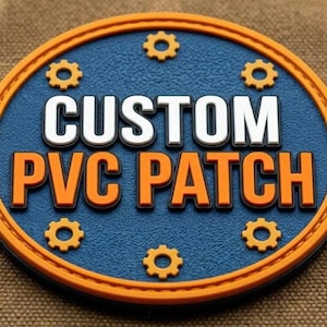 Peut inclure: Un écusson rond en PVC avec l'inscription "CUSTOM PVC PATCH" en lettres blanches et orange. L'écusson présente un fond bleu, des détails en forme de roue dentée orange et un bord orange. Sur une surface marron texturée.