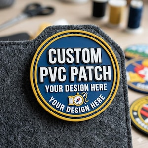 Peut inclure: Une tasse en céramique blanche avec une anse noire et le texte "But First, Coffee" en gras noir. La tasse est posée sur un fond blanc uni, soulignant son design simple.