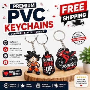 Pode incluir: Chaveiros de PVC em vários designs. Um chaveiro apresenta um personagem de desenho animado em laranja e preto, outro diz "Never Give Up", e o terceiro é uma motocicleta vermelha. Os chaveiros são duráveis, à prova d'água e têm cores vibrantes.