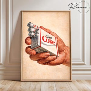 Pode incluir: Uma impress&atilde;o em estilo vintage com uma m&atilde;o segurando um ma&ccedil;o de cigarros Diet Coke com v&aacute;rias latas de Diet Coke. O ma&ccedil;o &eacute; branco com detalhes em vermelho e as palavras "Diet Coke" em it&aacute;lico. O fundo &eacute; bege.