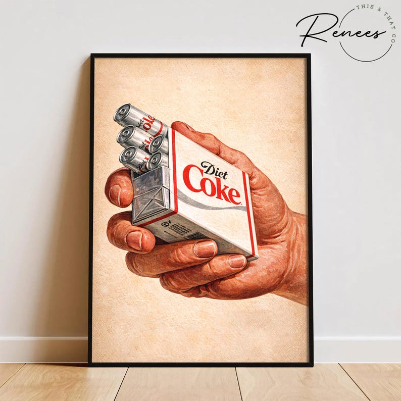 Pode incluir: Impress&atilde;o art&iacute;stica emoldurada com uma m&atilde;o segurando um ma&ccedil;o de cigarros Diet Coke cheio de pilhas. A embalagem &eacute; branca com texto vermelho. A obra de arte tem uma est&eacute;tica vintage.