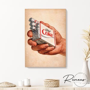 Pode incluir: Uma impress&atilde;o em estilo vintage com uma m&atilde;o segurando um ma&ccedil;o de cigarros Diet Coke. O ma&ccedil;o &eacute; branco com detalhes em vermelho e o logotipo da Diet Coke. Os cigarros s&atilde;o prateados com texto vermelho e branco. O fundo &eacute; bege neutro.