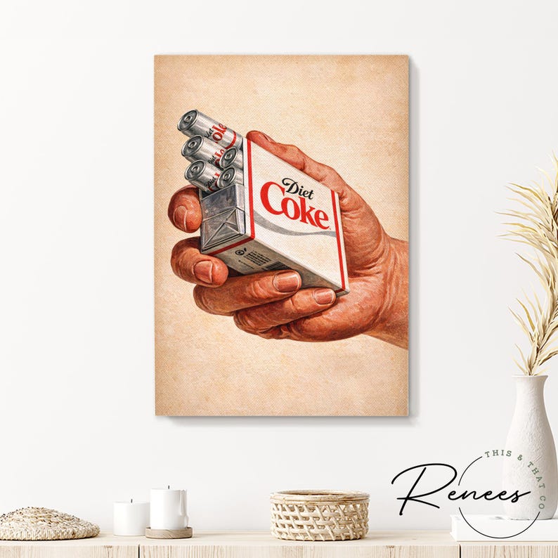 Pode incluir: Uma impress&atilde;o em estilo vintage com uma m&atilde;o segurando um ma&ccedil;o de cigarros Diet Coke. O ma&ccedil;o &eacute; branco com detalhes em vermelho e o logotipo da Diet Coke. Os cigarros s&atilde;o prateados com texto vermelho e branco. O fundo &eacute; bege neutro.