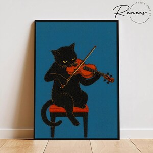 Puede incluir: Una impresi&oacute;n art&iacute;stica enmarcada que presenta un gato negro tocando un viol&iacute;n rojo. El gato est&aacute; sentado en un taburete rojo sobre un fondo verde azulado. La obra de arte tiene un estilo vintage y caprichoso, con el texto "Renees" en la esquina superior derecha.