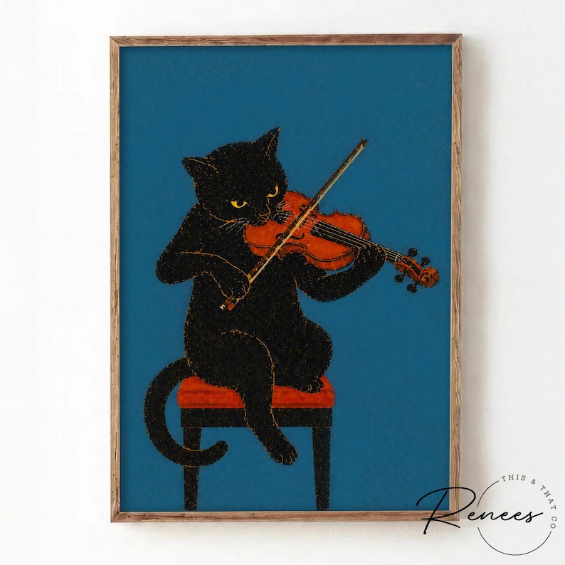 Puede incluir: Una impresi&oacute;n art&iacute;stica enmarcada que presenta un gato negro tocando el viol&iacute;n. El gato est&aacute; sentado en un taburete rojo sobre un fondo azul. El viol&iacute;n es naranja y el gato tiene ojos amarillos. La impresi&oacute;n tiene una est&eacute;tica vintage.