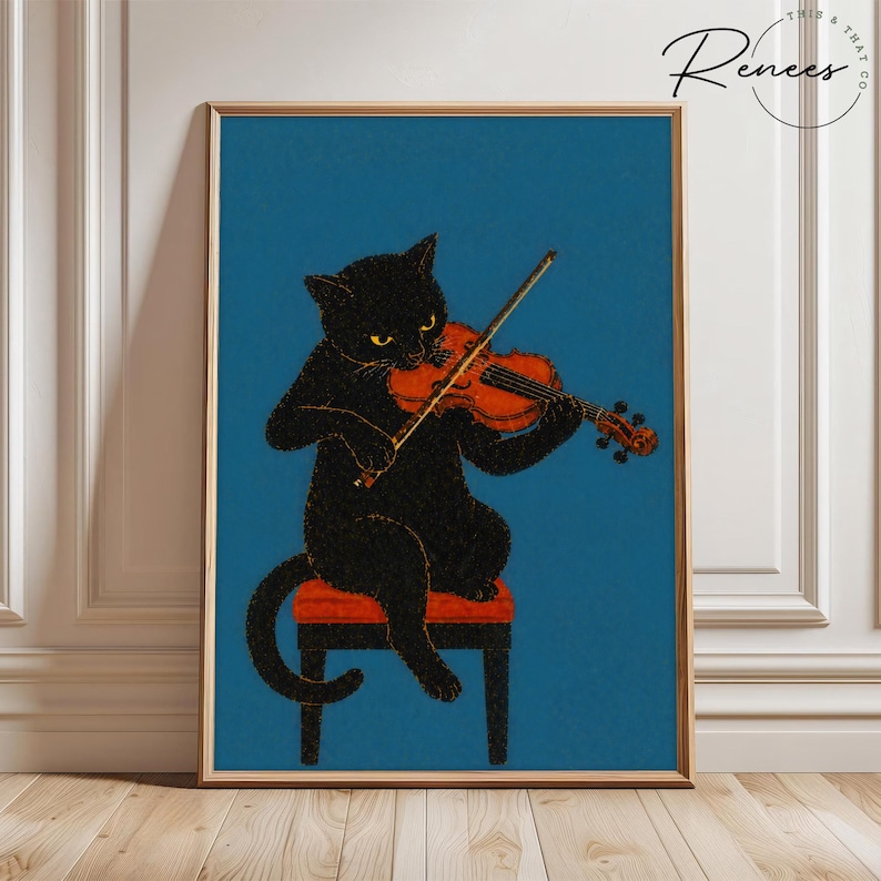 Puede incluir: L&aacute;mina art&iacute;stica enmarcada que muestra un gato negro tocando el viol&iacute;n. El gato est&aacute; sentado en un taburete rojo sobre un fondo azul verdoso. El viol&iacute;n es de color naranja. Estilo vintage y caprichoso.
