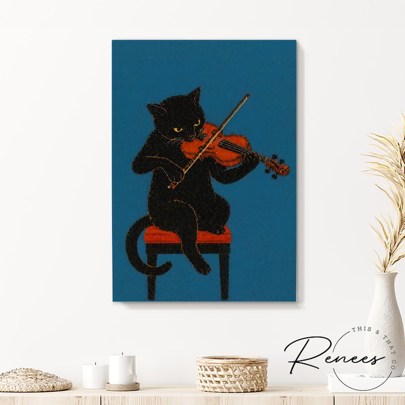 Puede incluir: Ilustraci&oacute;n de un gato negro tocando el viol&iacute;n, sobre un fondo azul. El gato est&aacute; sentado en un taburete rojo, el viol&iacute;n es de color marr&oacute;n rojizo. Los ojos del gato son amarillos, a&ntilde;adiendo un toque de encanto.
