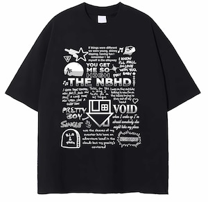 Pode incluir: Camiseta preta com um design gráfico branco. O design inclui letras de músicas e frases como "THE NBHD", "PRETTY BOY" e "VOID", juntamente com uma ilustração de casa e elementos manuscritos.