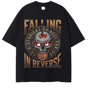 Op de afbeelding: Zwart T-shirt met een schedelafbeelding, een derde oog en vuurrode ogen. Het ontwerp bevat de tekst "FALLING STRAIGHT TO HELL FOR IN REVERSE" in een vintage stijl. Het shirt heeft een ronde hals.