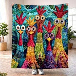 Pode incluir: Uma caneca de cerâmica branca com uma alça preta e o texto "But First, Coffee" em negrito preto. A caneca está sobre um fundo neutro, destacando seu design simples.