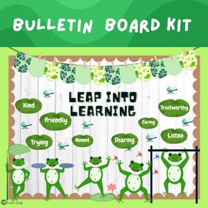 Peut inclure: Kit de tableau d'affichage vert avec le texte "BULLETIN BOARD KIT" et "LEAP INTO LEARNING". Le tableau présente des grenouilles de dessin animé, des étiquettes en forme de feuille avec des mots comme "Kind" et "Friendly", et des éléments décoratifs.
