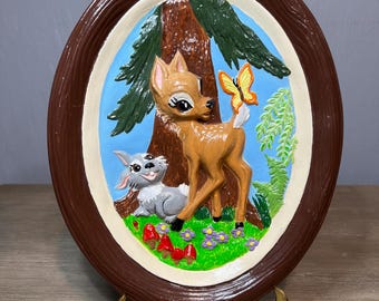 Placa de pared vintage de Bambi pintada a mano • Escena de bosque con ciervos y conejos • Decoración para habitación infantil o cabaña