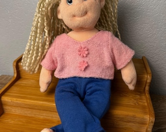 Muñeca de trapo de peluche TY Sweet Sally, cabello rubio de lana, camisa rosa, pantalones azules, muñeca suave de 33 cm (13 pulgadas)