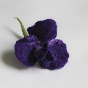Brooch &quot;Iris flower&quot; (felt wool) / wool / brooch pin / Hand Felted Brooch