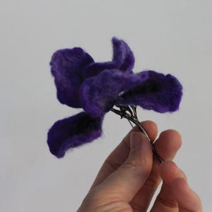 Brooch &quot;Iris flower&quot; (felt wool) / wool / brooch pin / Hand Felted Brooch / dress / wearable art