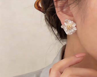Brincos de Camélia com Pérolas Brancas, Brincos de Flor Banhados a Ouro