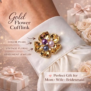 Op de afbeelding: Een gouden bloemmanchetknop met een vintage bloemenontwerp. De manchetknop heeft vier kleurrijke parels en kleine kristallen. De tekst op de afbeelding luidt: "Perfect cadeau voor mama, vrouw, bruidsmeisje."