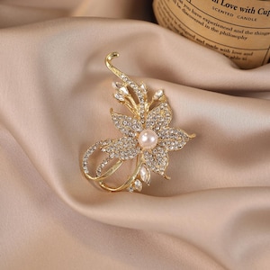 Spilla Donna Glamour Girlz A Forma Di Fiore Con Strass E Stelle - Colore Oro, Base In Metallo, 5 Cm, Confezione Regalo - 2