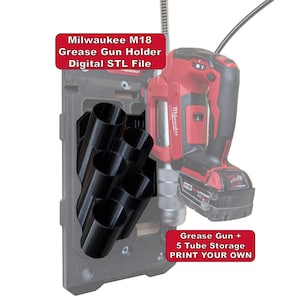 Può includere: Un supporto nero stampato in 3D per ingrassatore Milwaukee M18 con cinque alloggiamenti cilindrici. Il supporto è montato su un pannello grigio accanto a un ingrassatore Milwaukee M18 rosso e nero. Testo: Milwaukee M18 Grease Gun Holder Digital STL File e Grease Gun + 5 Tube Storage PRINT YOUR OWN.