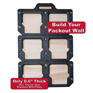 Op de afbeelding: Zwarte wandplaat met zes rechthoekige openingen en een handvat aan de bovenkant. De tekst "Build Your Packout Wall" staat op een rode banner. Een andere rode banner zegt "Only 0.6" Thick" en "45% Thinner than Standard Wall Plates."