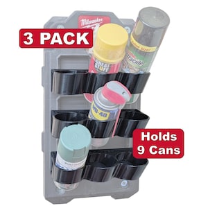 Peut inclure: Un support noir pour bombes aérosol avec le texte "Milwaukee" et "3 PACK". Le support comporte neuf compartiments et contient diverses bombes aérosol, dont "GREAT STUFF" et "WD-40". Le texte "Holds 9 Cans" est également visible.