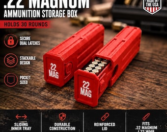 Può includere: Due scatole porta munizioni .22 Magnum rosso brillante con testo bianco. Una scatola è chiusa e l'altra è aperta, rivelando un vassoio interno scorrevole contenente cartucce color ottone. Include doppie chiusure di sicurezza e design impilabile.