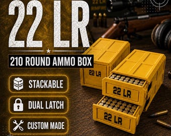 Può includere: Due scatole di munizioni gialle in plastica per 210 cartucce 22 LR. Le scatole presentano un design impilabile con doppie chiusure e sono etichettate 22 LR sulla parte anteriore. Il testo 22 LR e 210 ROUND AMMO BOX è visualizzato accanto alle icone per impilabile, doppia chiusura e su misura.