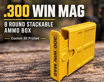 Può includere: Una scatola di munizioni gialla stampata in 3D, impilabile e progettata per 8 cartucce .300 Win Mag. La scatola presenta un design rettangolare con un coperchio scorrevole e il testo .300 WIN MAG in rilievo sul lato. Il testo .300 WIN MAG è visibile.