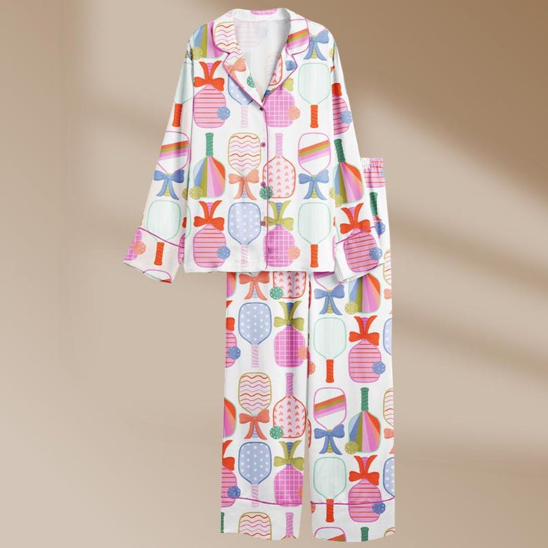 Dampyjamas med preppy pickle paddle-motiv och pickleball-ärm i satin bild 5