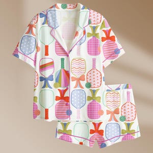 Dampyjamas med preppy pickle paddle-motiv och pickleball-ärm i satin bild 1