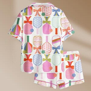 Dampyjamas med preppy pickle paddle-motiv och pickleball-ärm i satin bild 2