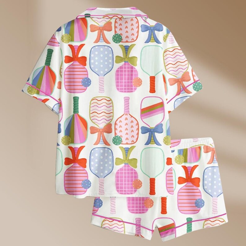 Dampyjamas med preppy pickle paddle-motiv och pickleball-ärm i satin bild 2