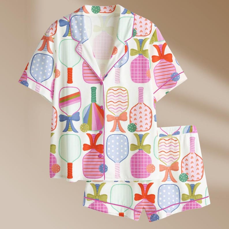 Dampyjamas med preppy pickle paddle-motiv och pickleball-ärm i satin bild 4